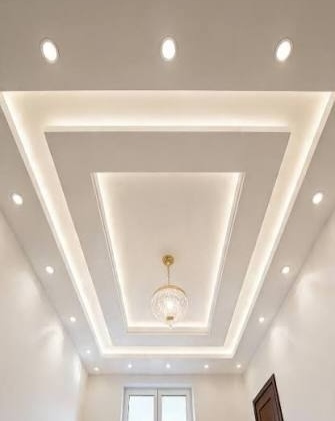 Siling plaster lorong dengan chandelier