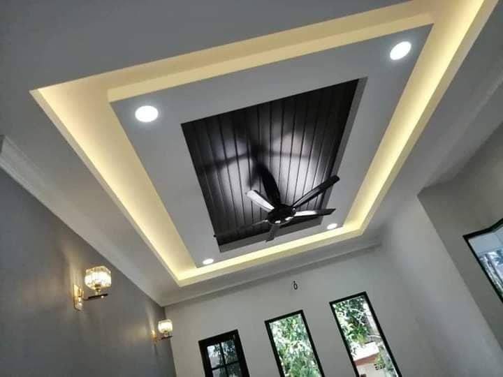 Siling plaster dengan sconce dinding
